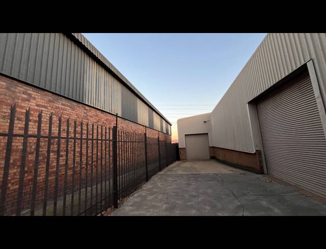873M² WAREHOUSE FOR SALE IN SEBENZA